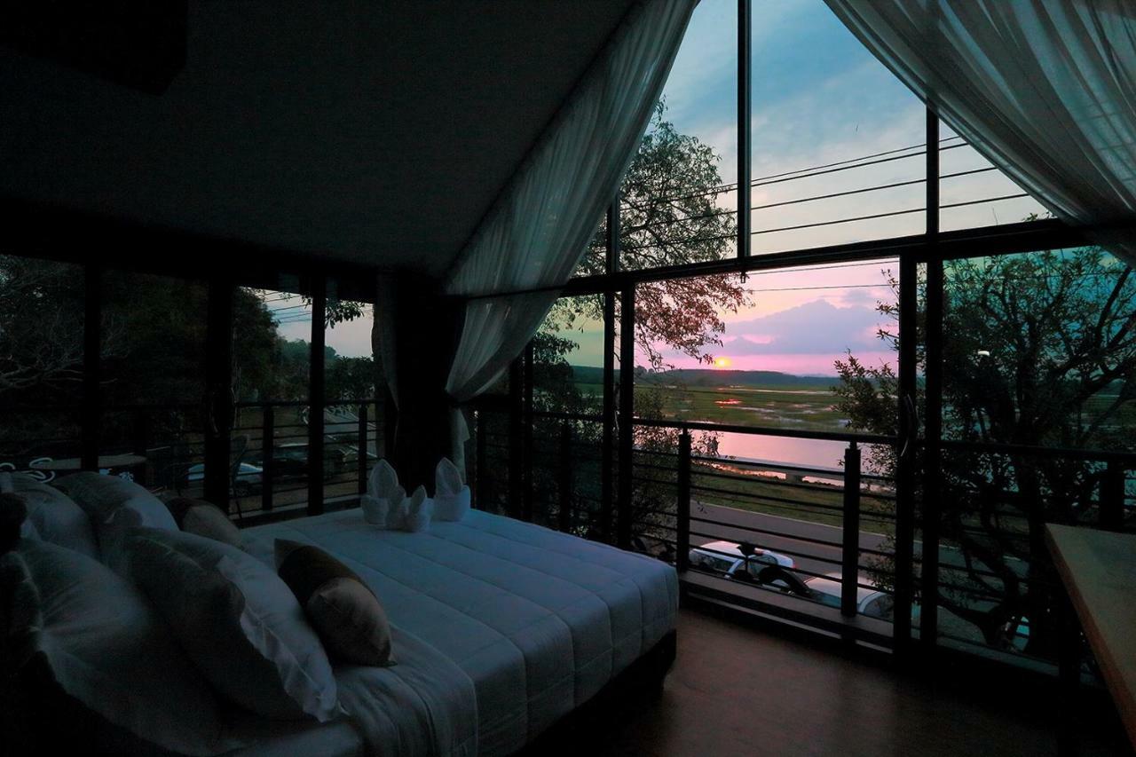 Canvas Family Home Trat Buitenkant foto
