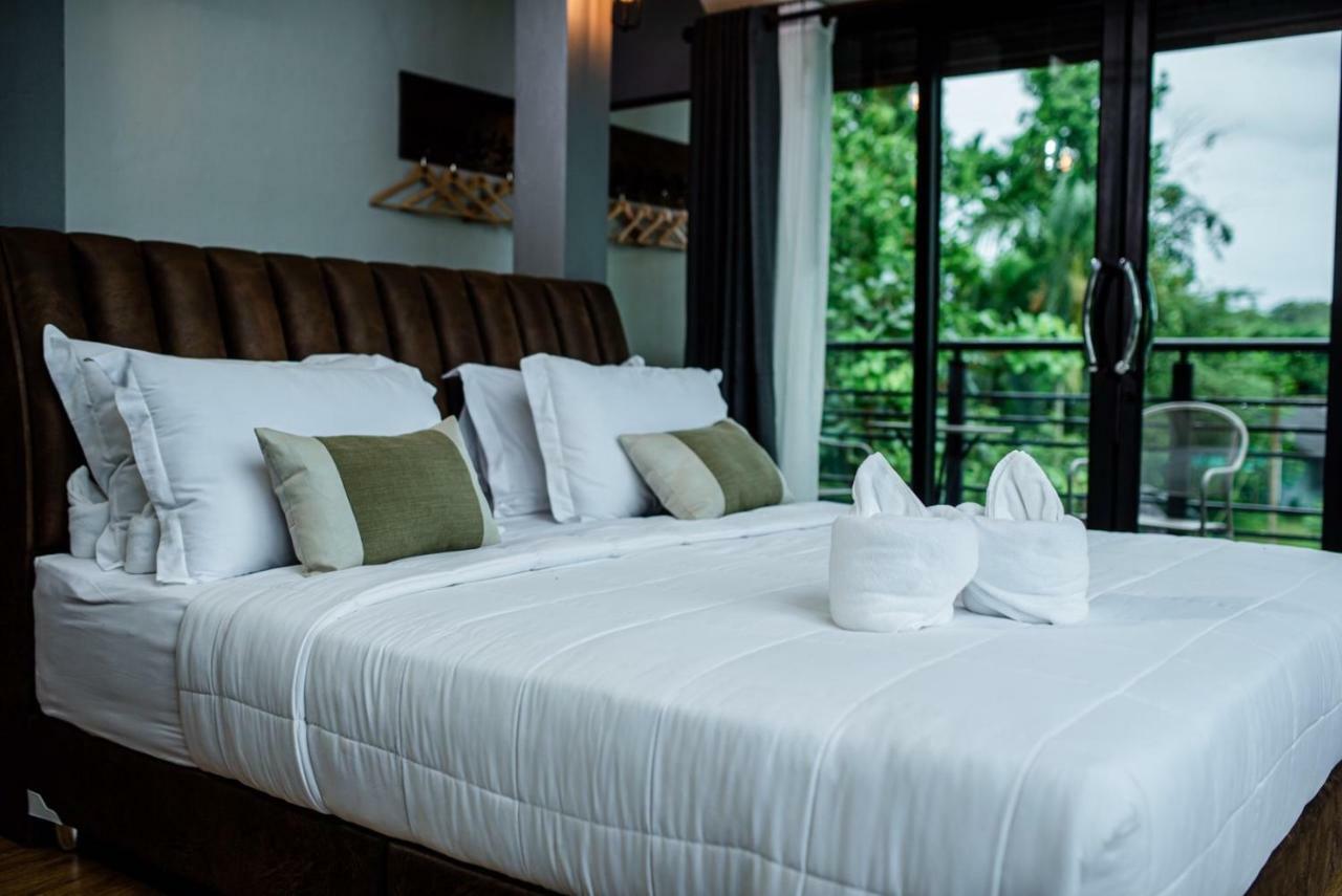 Canvas Family Home Trat Buitenkant foto