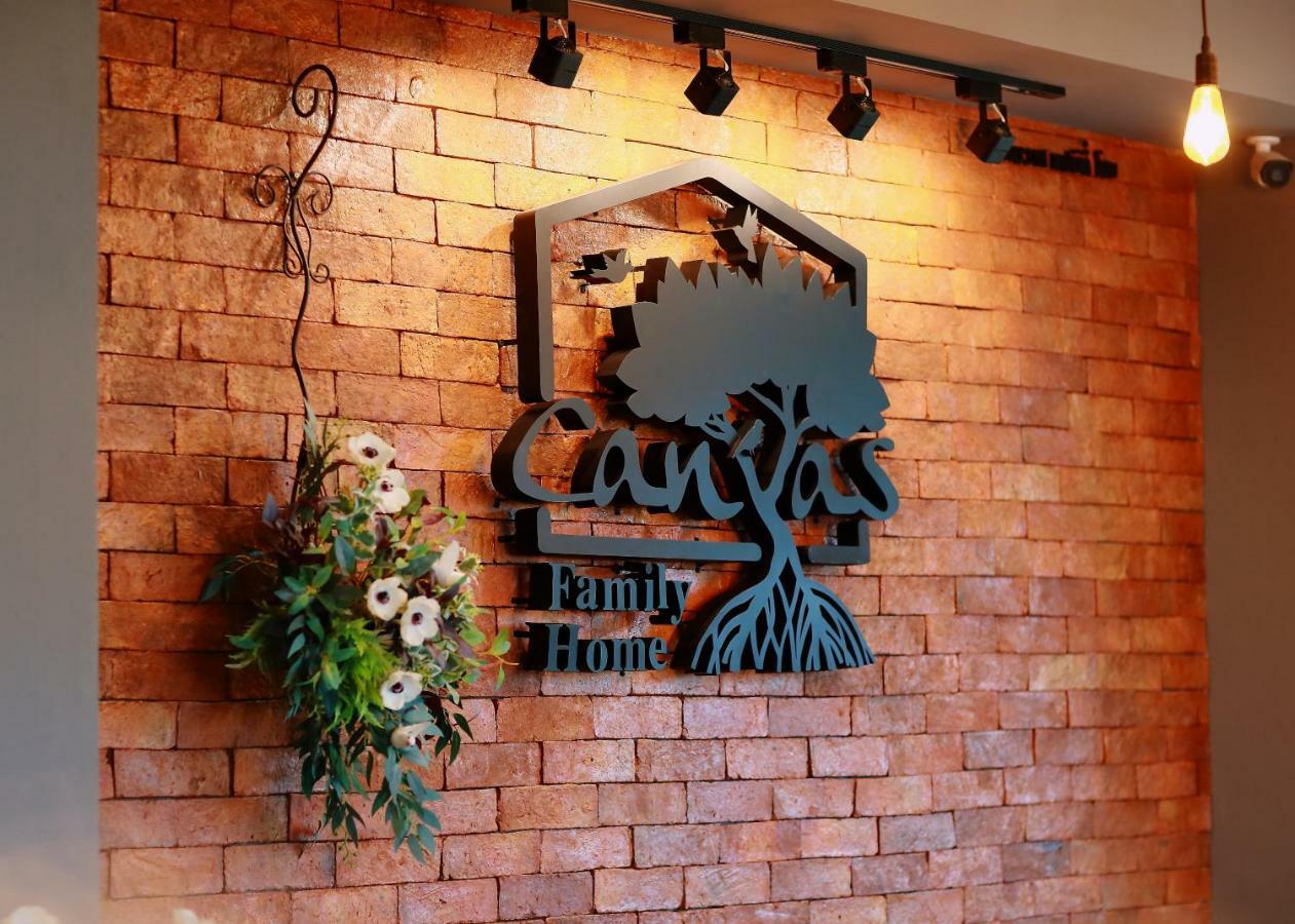 Canvas Family Home Trat Buitenkant foto